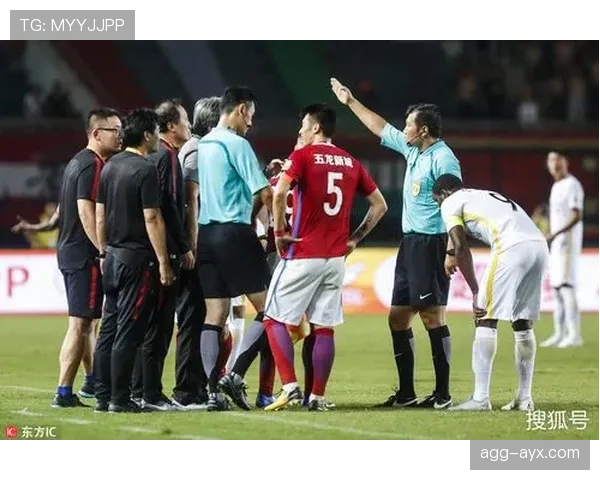 铲球先触球为何仍被判犯规？规则拆解“连带犯规”判定逻辑