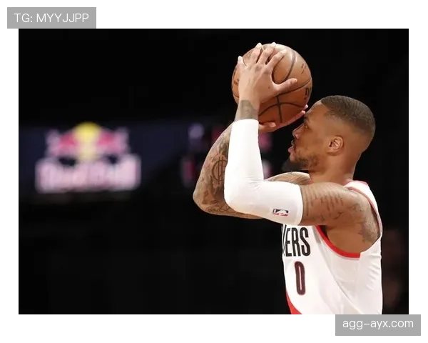 利拉德发了张吃外卖的照——盒饭朴素到哭，窗外两辆超跑在嘲笑我穷